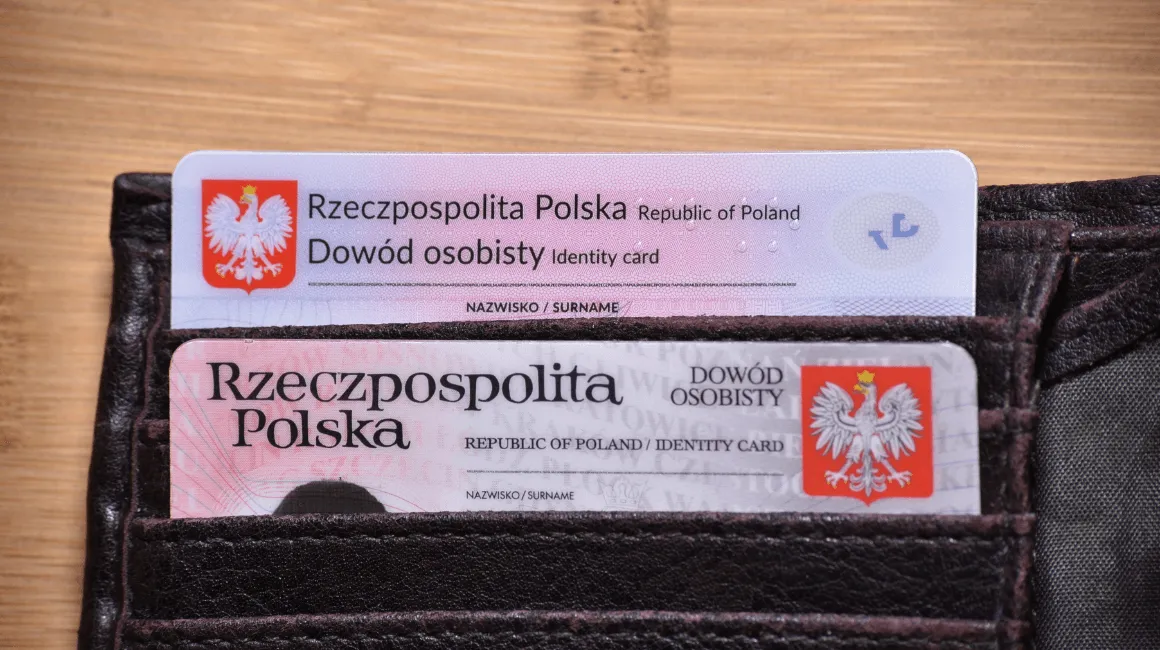 Zdjęcie przedstawia dwa polskie dowody osobiste umieszczone w skórzanym portfelu, symbolizujące potwierdzenie tożsamości potrzebne np. do uzyskania pożyczki na dowód od 18 lat